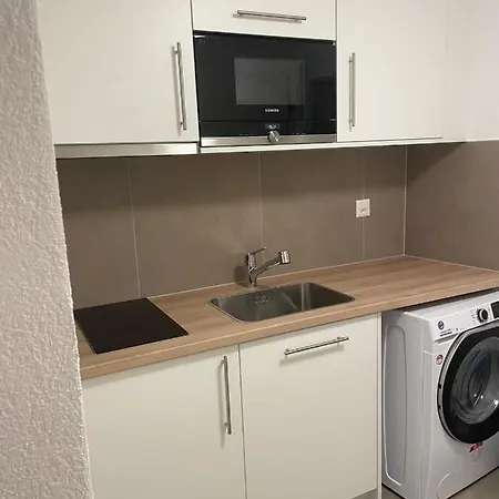 Studio Neuf Meuble Et Equipe Pres D'autoroute. Apartment *